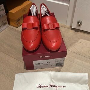 Like new leather Ferragamo bow moccasins in coral
